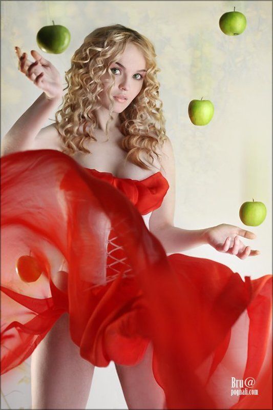 девушка, яблоко Лови!photo preview