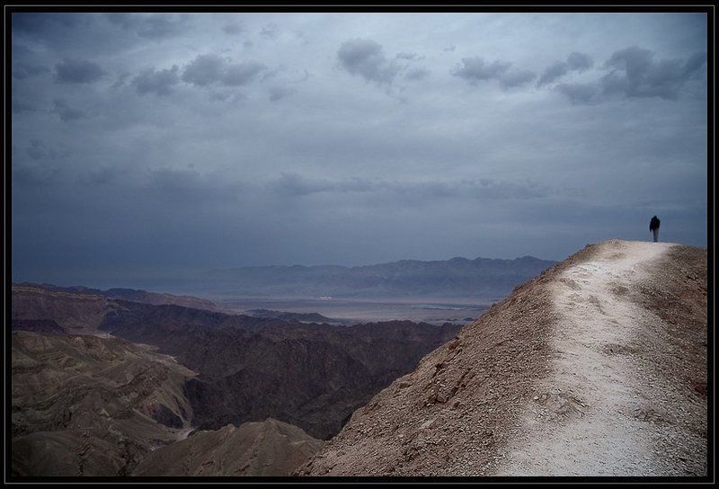 Одинокий голос человека.photo preview