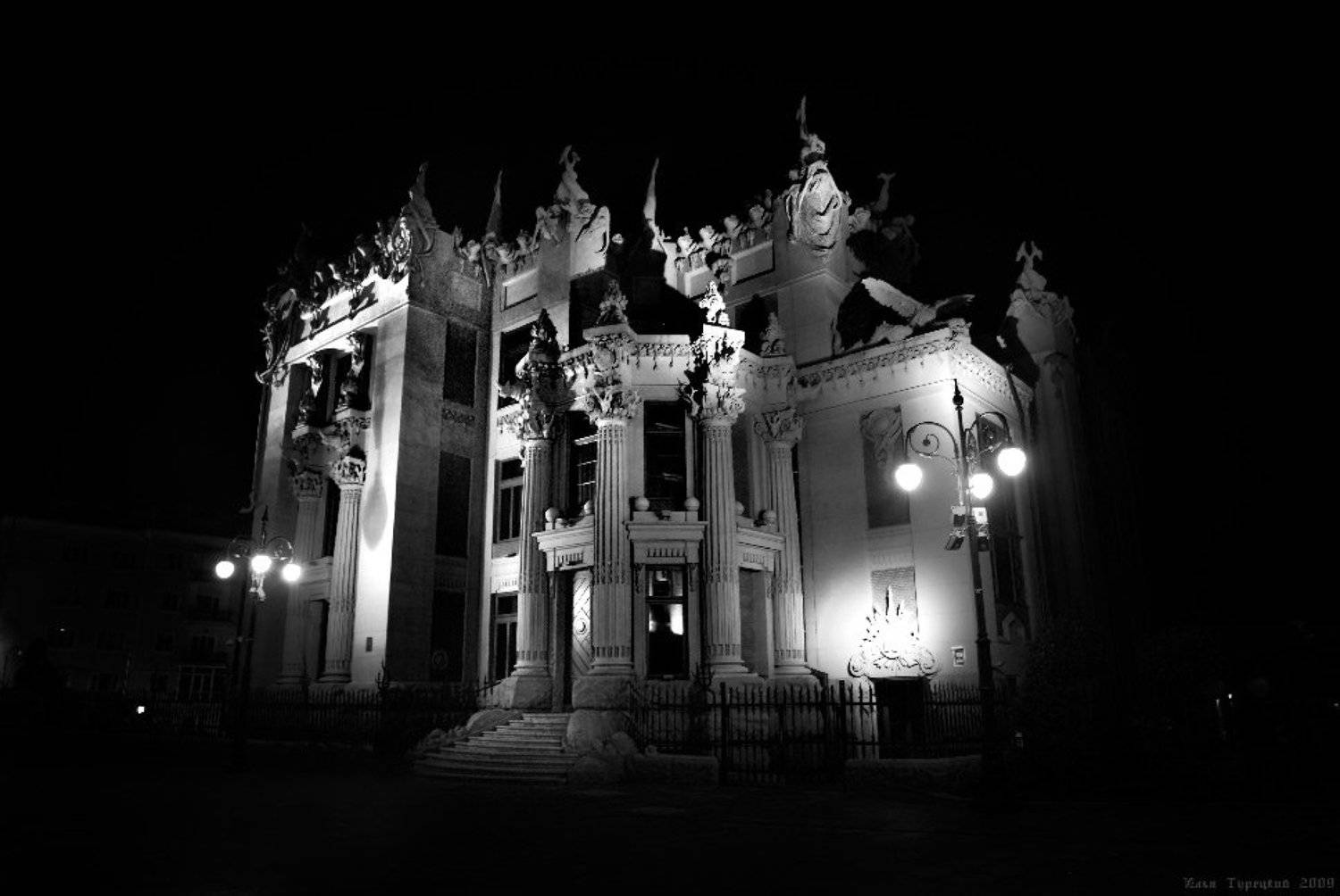 Дом с Химерами. Автор: Илья Турецкий дом, чудовища, химеры, киев, Илья Турецкий