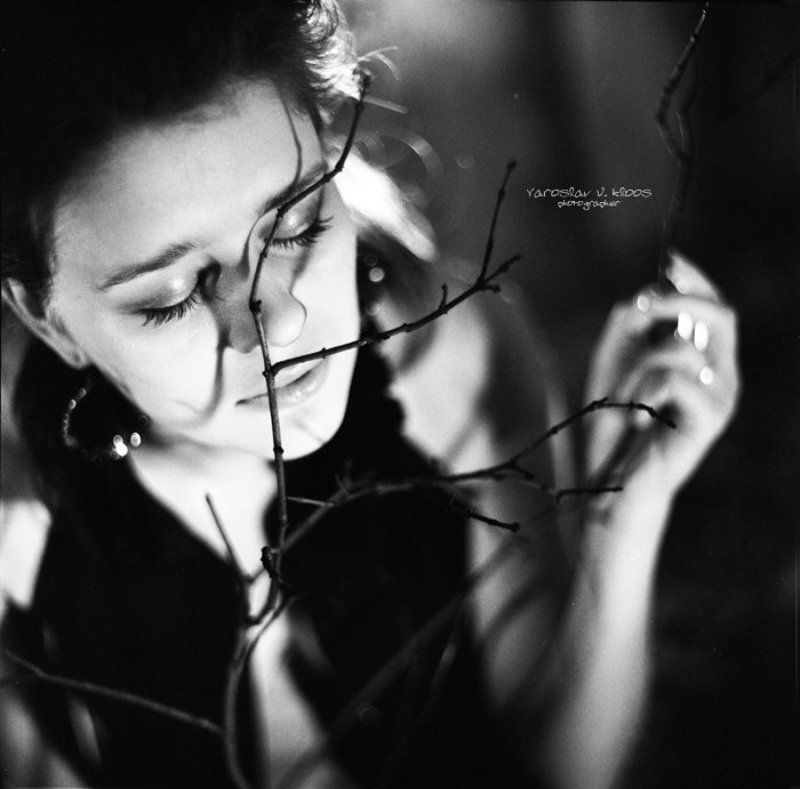 дерево, девушка, воспоминания Вспоминая \