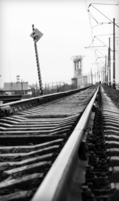 мост, железня дорога, шпалы, столбы, человек мост над туманным заливом...photo preview