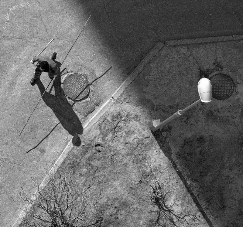 монтёр, металл, двор, тень, земля, асфальт, люк, фонарь, железяка, арматура, арматурина, бордюр, куст, фактура Пересекая.photo preview