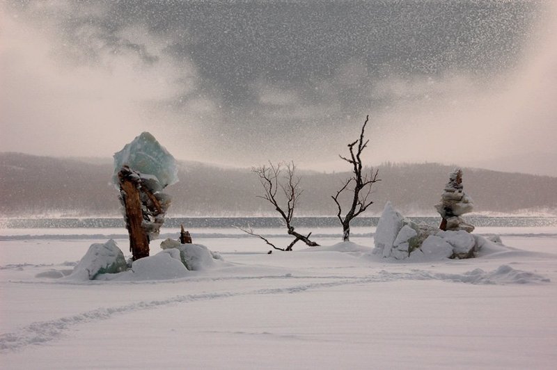 Между жизнью и смертью  всё падает, падает снег... фото превью