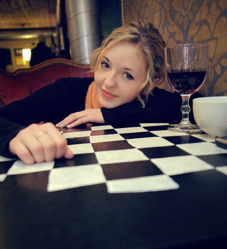 девушка, портрет, кафэ, бокал, вино, клетки, стол клеткиphoto preview