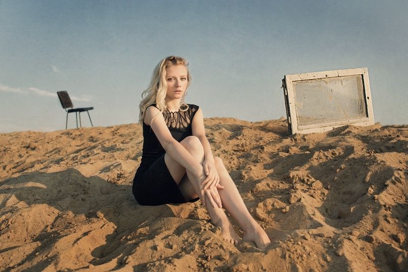 Девушка, Окно, Пески, Стул Текущееphoto preview