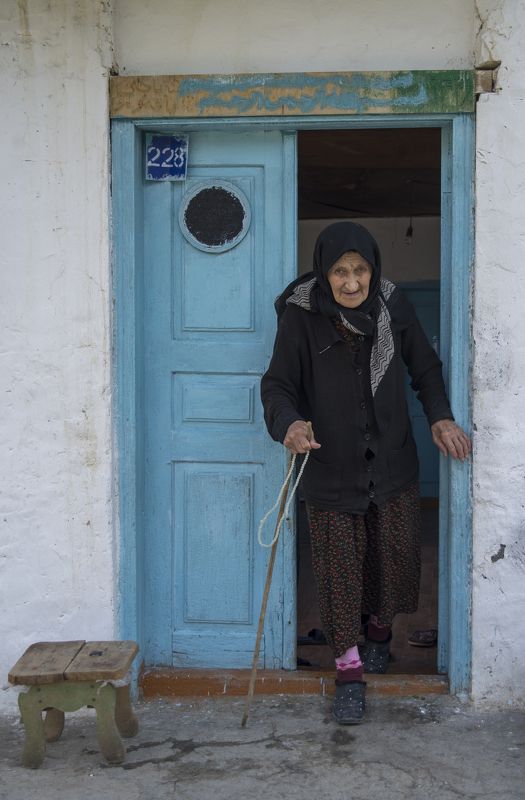 Кавказ, Дагестан, Гуниб, Корода, горцы, люди, портет, бабушка, лицо, взгляд, прогулка, шаг, дом, дверь. выход, путешествие, пешком На прогулкуphoto preview