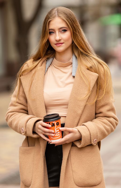 городская прогулка девушка весна Городская прогулкаphoto preview