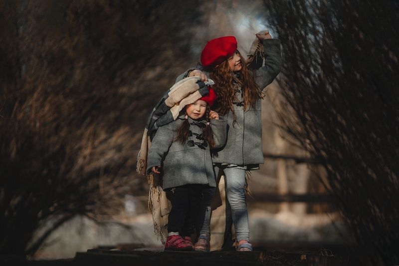 дети, прогулка, парк, весна, берет Красные беретыphoto preview