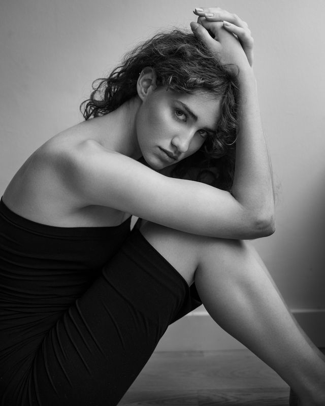 portrait, mh_shabani, blackandwhite, looking, eyes, studio, naturallight, Tamiresphoto preview