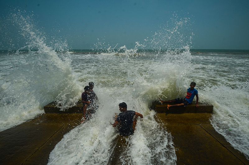 fun, funtime, bathing, tide, tidal wave, sea, seaside, sea beach, sea wave, water, splash, water splash Friendsphoto preview