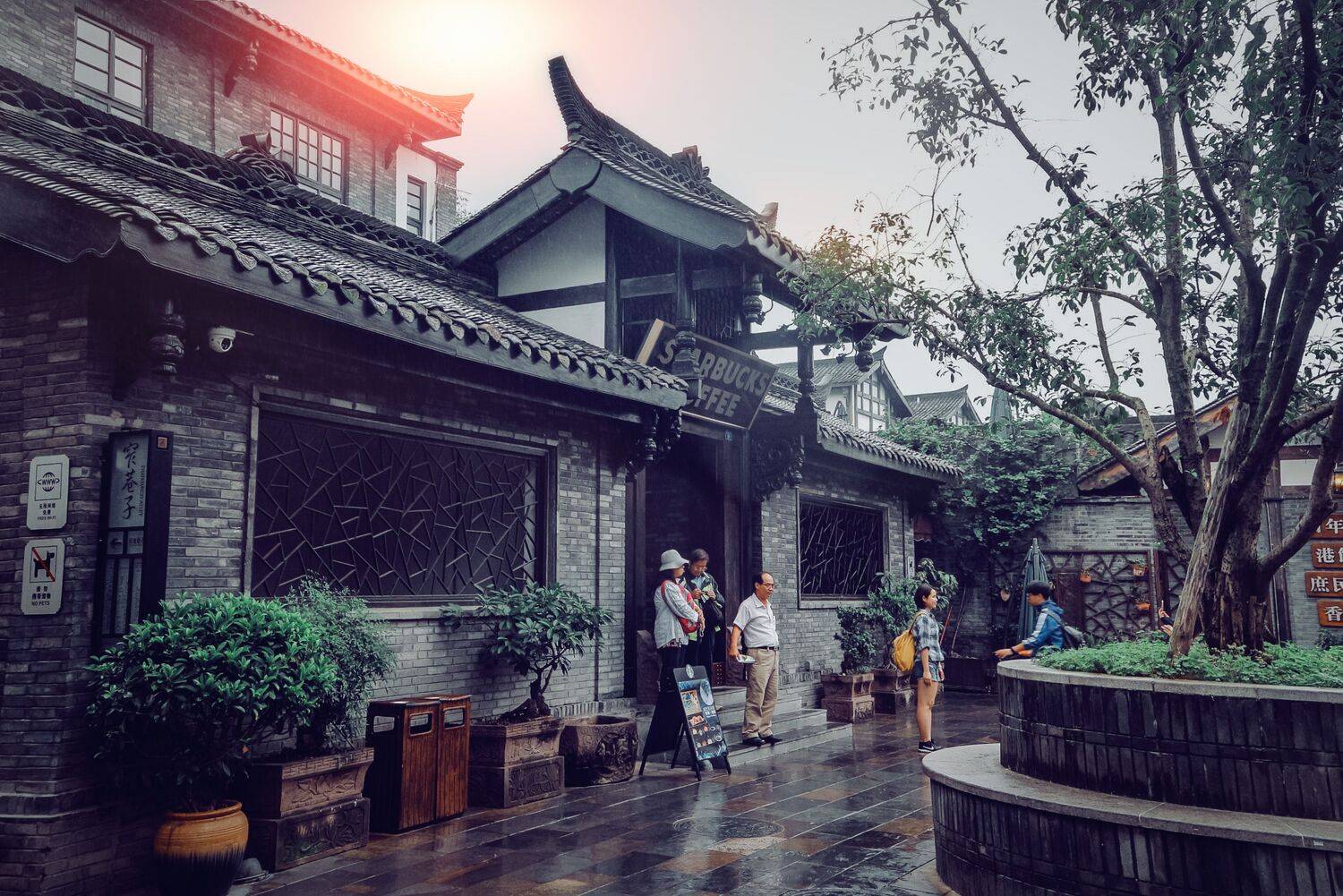 宽窄巷街头. Автор: 吴 微雨墨烟鸿 成都宽窄巷, 吴 微雨墨烟鸿