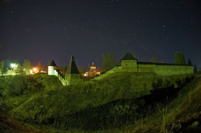 пейзаж, весна,ночь, город,псковская обл,монастырь, звёзды, башни, крепость, собор photo preview