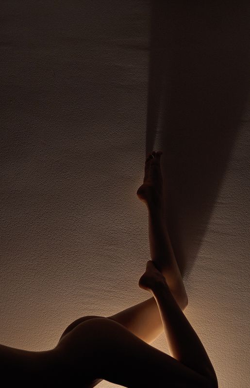 girl, nude, naked, at home, indoor, indoors, dark, lamp, light, wall, legs, foot, shadow, shadows, black, moscow, Annphoto preview