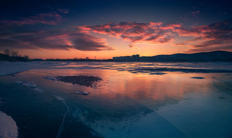 пейзаж, природа, рассвет, восход, зоря, облака, небо, дуга, багровые, красные, лед, снег, холод, мороз, енисей, красноярск, сибирь, путешествие, утро, зима, панорама, город, река Ветреное, ледяное, багровое, но все же доброе утроphoto preview