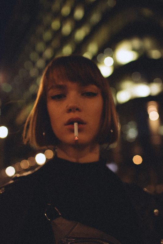 portrait,girl,smoking,street,night ////photo preview