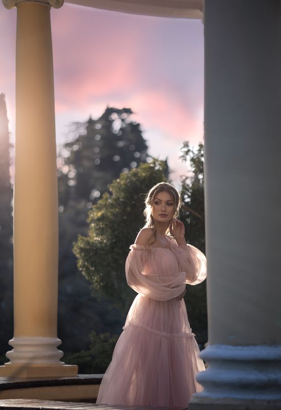 девушка закат парк пышное платье невеста классическая архитектура вечер Кристинаphoto preview