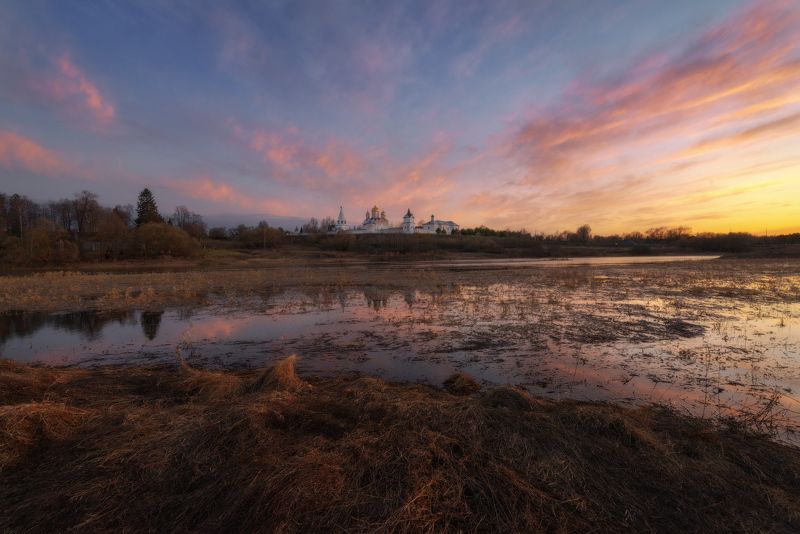 трава весна солнце облака небо река разлив Догорал весенний закатphoto preview