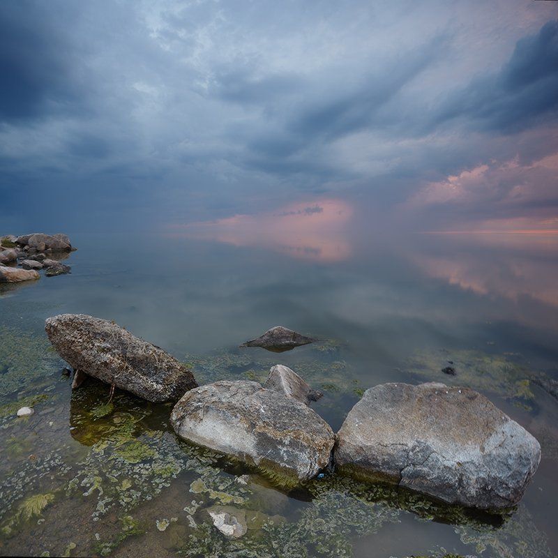 Про камушки, столбики и облака над водой фото превью