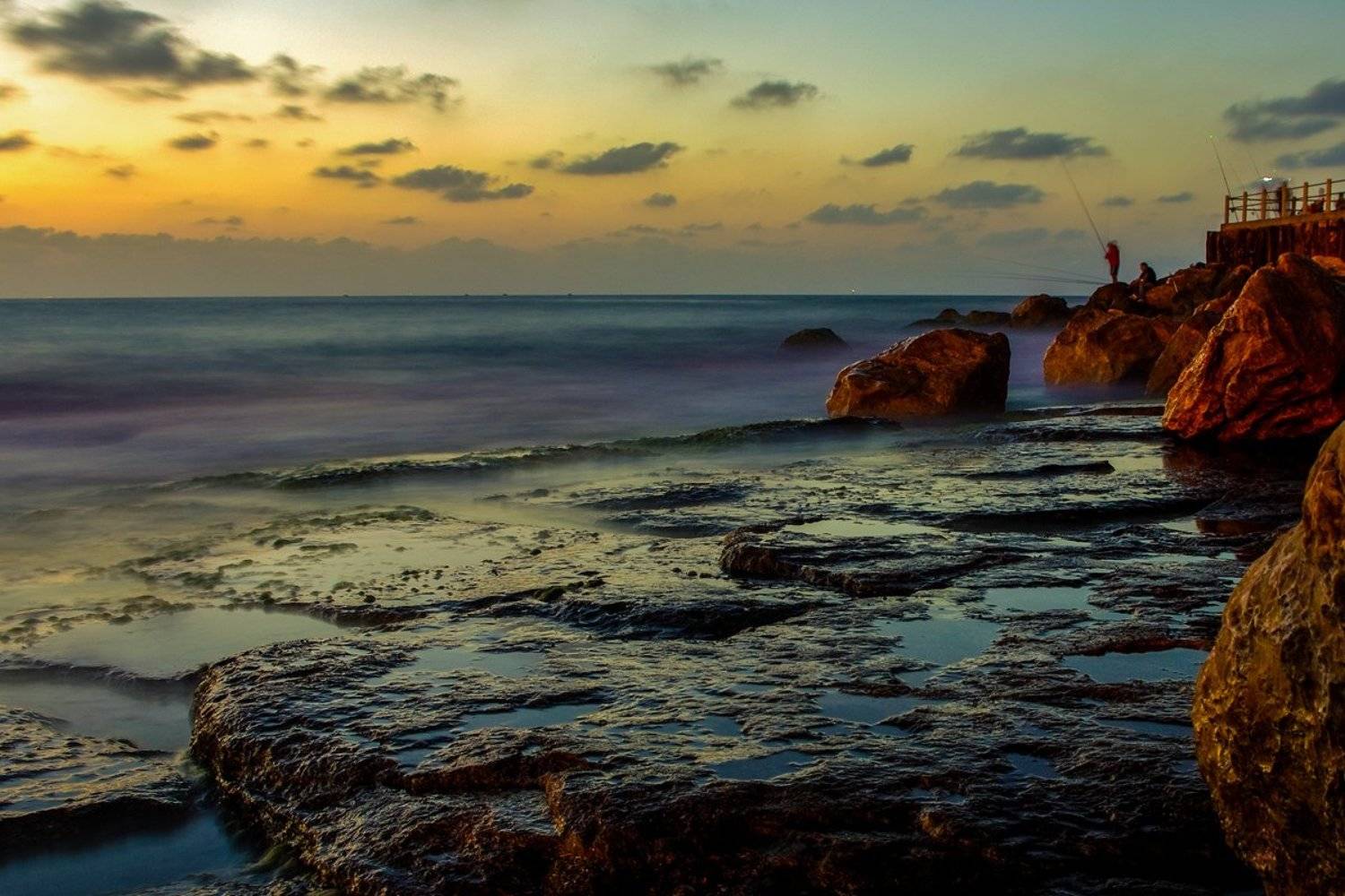 ... на чёрных камнях. Автор: Noise , Noise