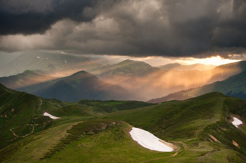 Лучи уходящего солнцаphoto preview