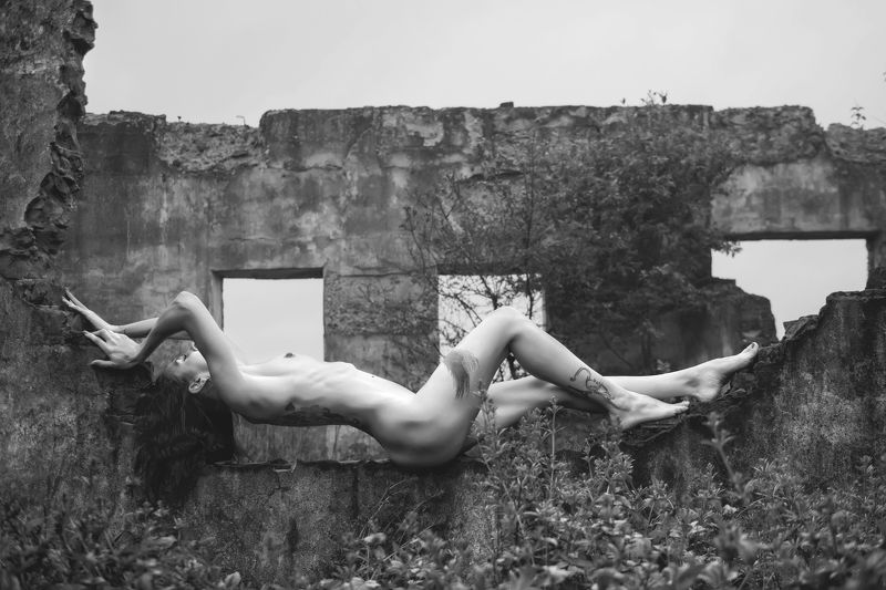 ню, обнажение, раздета, стена, развалины, руины, лежит, девушка, голая photo preview