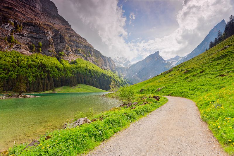 Озеро в Альпах, Швейцарияphoto preview