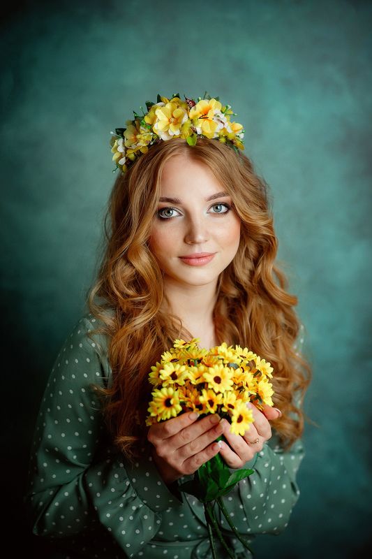 девушка, портрет на фоне photo preview