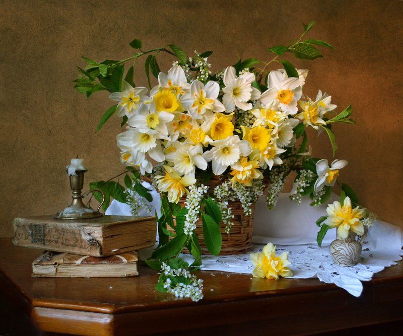 still life, натюрморт, цветы, фото натюрморт, весна, май, настроение, нарциссы, черёмуха, свеча, подсвечник, книги Ах, этот май - пора цветенья...photo preview