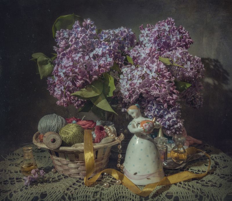 статуэтка,девушка,сирень,нитки,пузырьки Барышняphoto preview