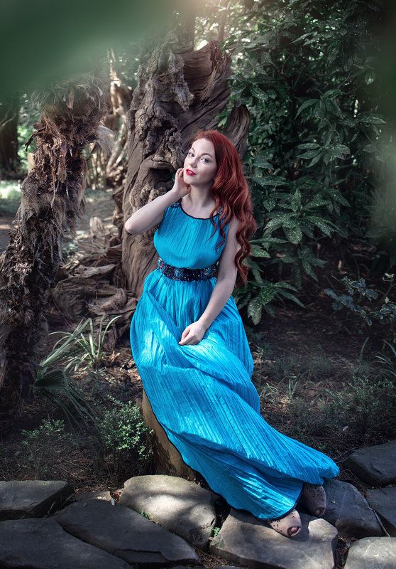 парк рыжеволосая девушка бирюзовое платье лесная фантазия сад Фитофантазияphoto preview