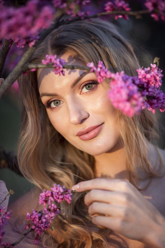 цветение парк фуксия блондинка цветущий сад закат весна цветы элегантность грация красота Кристинаphoto preview