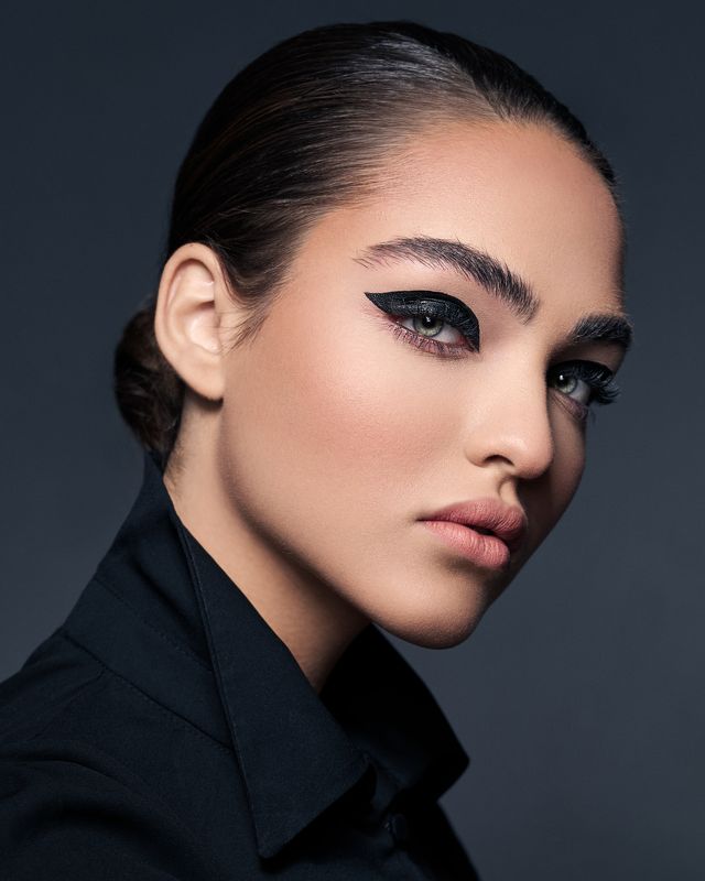 portrait dramatic light model girl photographer beauty art  Dorsphoto preview