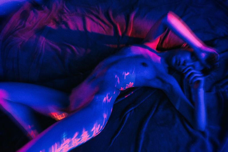 ню, постель, иероглифы, девушка, синий, женщина нюphoto preview