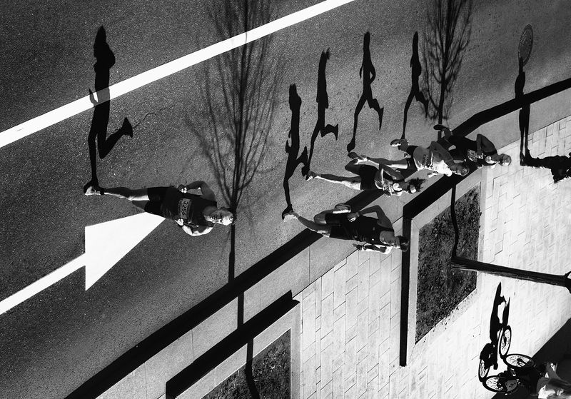 Тени на набережной фото превью