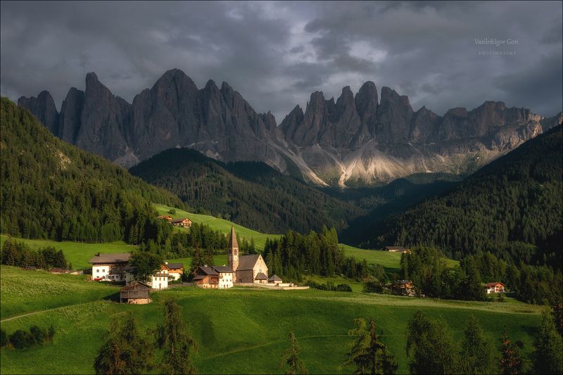 доломитовые альпы,santa maddalena,деревня,val di funes,лето,odle,италия,alps,ranui,san giovanni,церквушка,hills В стране остроконечных вершин фото превью