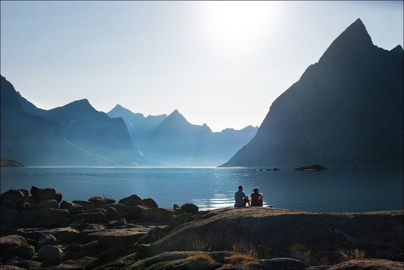 Двое, созерцающие светphoto preview