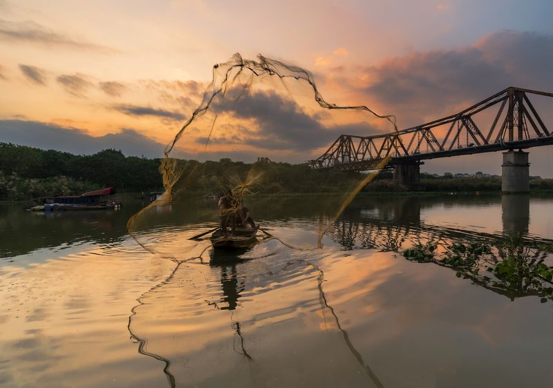 vietnam, daily life, river, water, sunset, bridge Fishing in the river фото превью