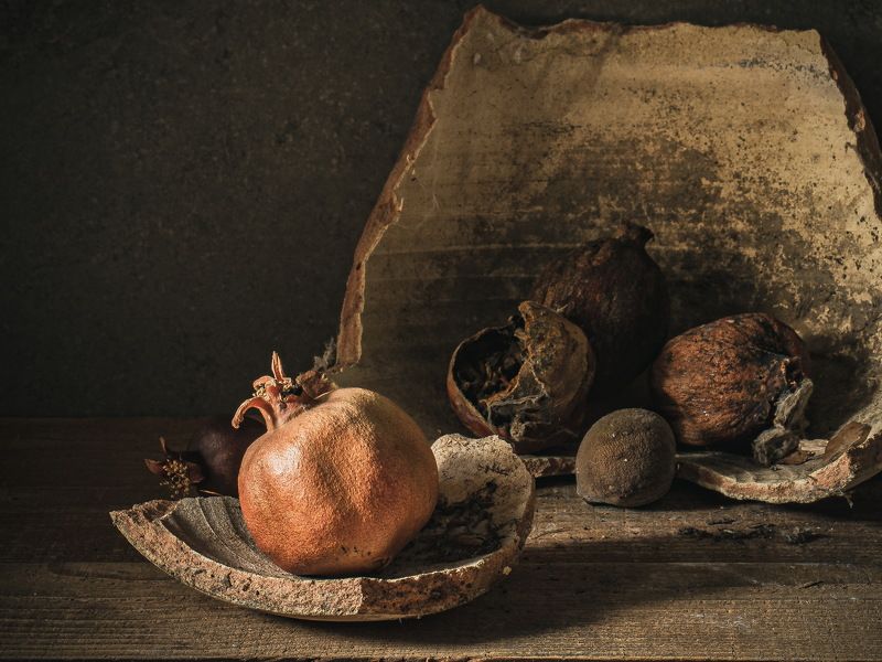 натюрморт,  деревенский, сухие фрукты,  естественный свет About pomegranates, old and young.  О гранатах, старых и молодых.photo preview