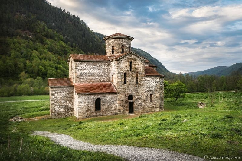 средний храм, языческий храм, христианский храм, религия, руины храма, исторические здания, аланское городище Аланское городище в Архызеphoto preview