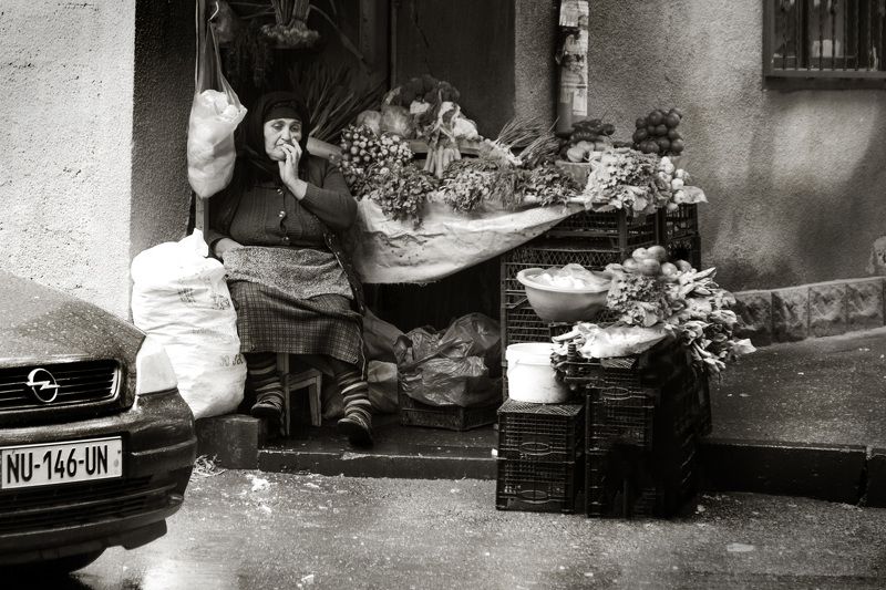 Продавщица фруктовphoto preview