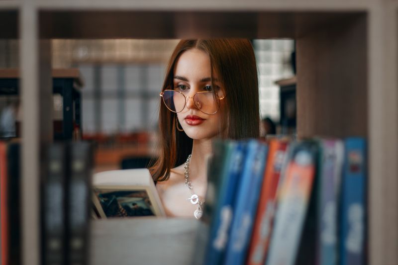 девушка в очках За чтениемphoto preview