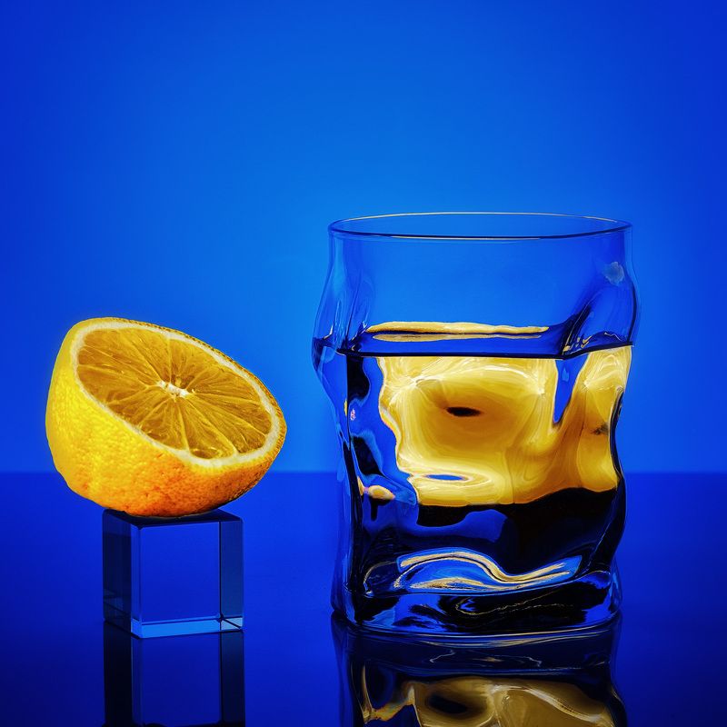 лимон Просто лимон, разрезанный на две половинкиphoto preview