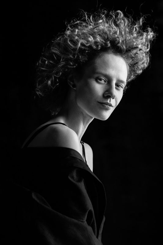 #женскийпортрет, #чб, #чернобелое, #монохромныйпортрет, #студийныйпортрет, #b&w Ветер в ее волосах фото превью