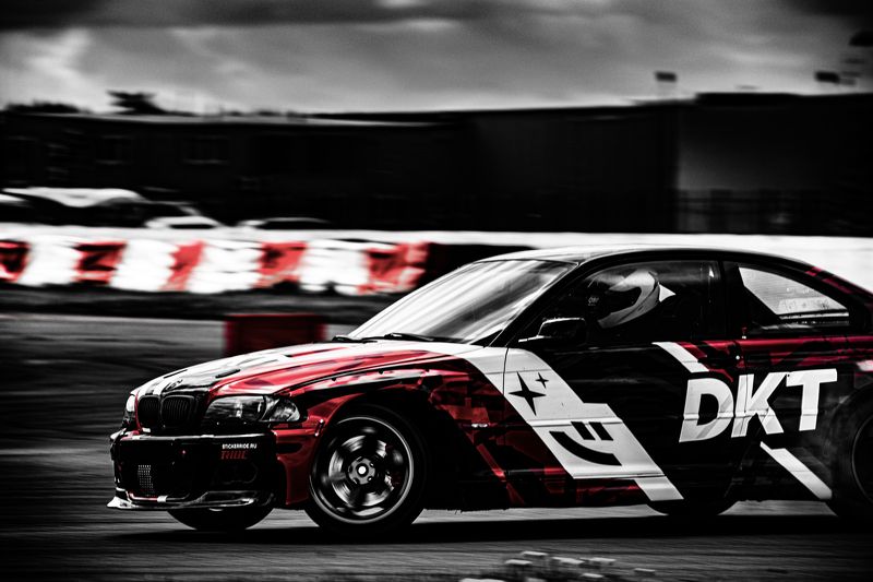 дрифт drift автомобиль колесо занос соревнования гонки дым водитель защита безопасность bmw шины  В заносеphoto preview