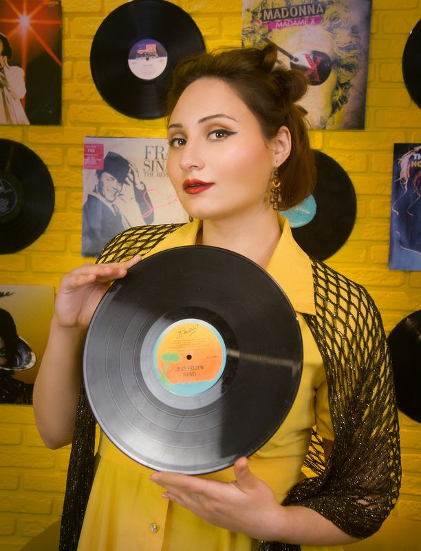 Yellow Pin-Upphoto preview