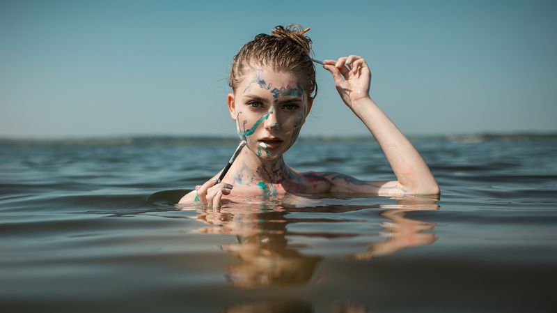 Женский портрет, постановочная фотография, ню Морская художница photo preview