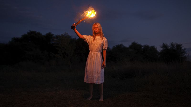 Женский портрет, постановочная фотография Освещая путь photo preview