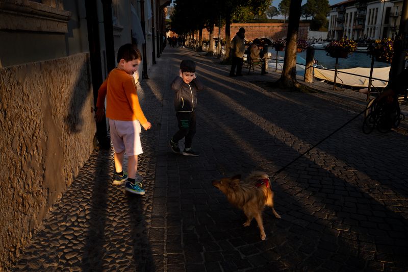 streetphotography,streetphoto,urban,people,streetlife,urban photography,Low Key,shadows,light photo preview