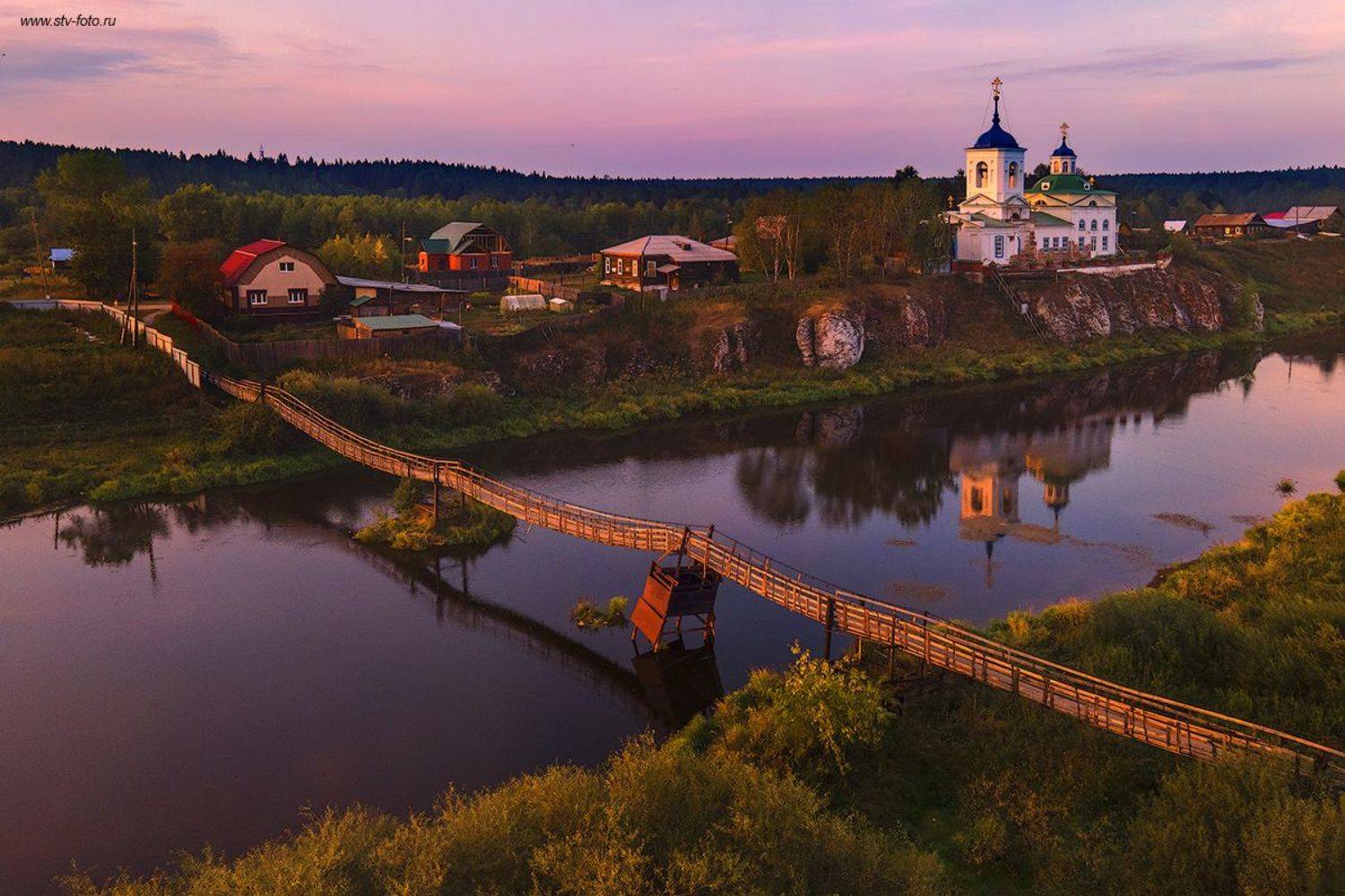 Отблески прошлого века.... Автор: Sokolova Tatiana пейзаж, природа, вечер, закат, церковь, храм, река, урал, мост, старина, слобода, Sokolova Tatiana