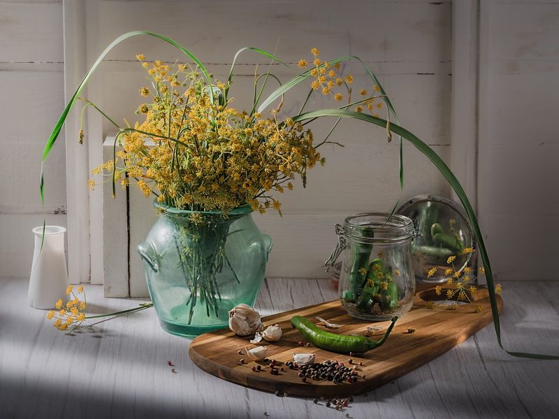 Натюрморт деревенский, стеклянная ваза, деревянный стол, овощи, перец Немного о консервацииphoto preview